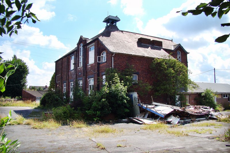 627-Warsop.jpg - 627-Warsop Vale Village School abandoned and ready for demolition.