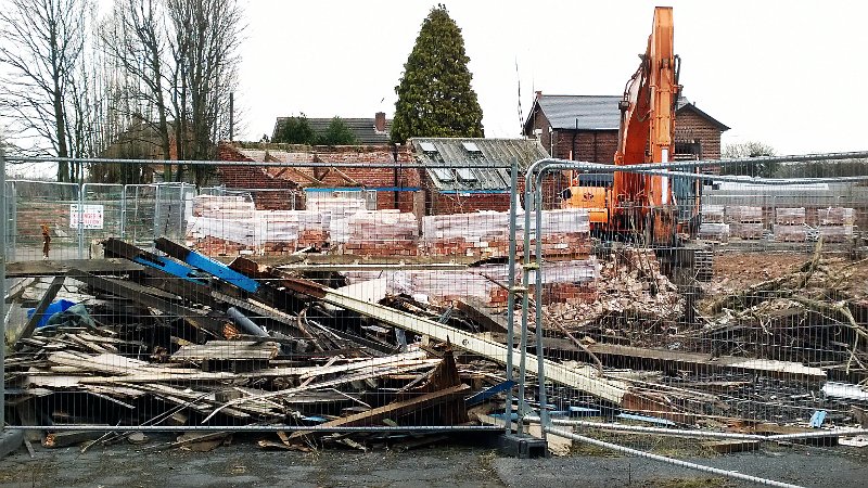 715-Warsop Vale.jpg - 715-Warsop Vale School demolition, material recovery and site clearance continues.