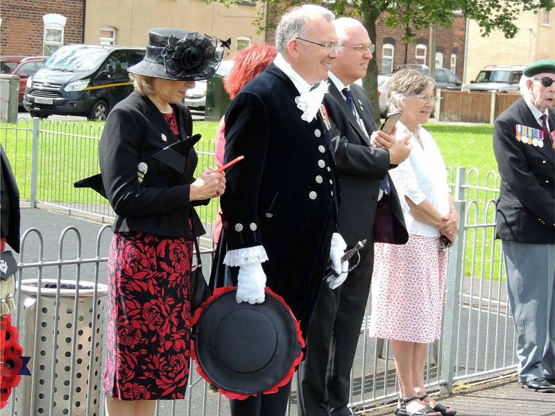 827-C.jpg - 827-The High Sheriff of Nottinghamshire lays the first wreath.